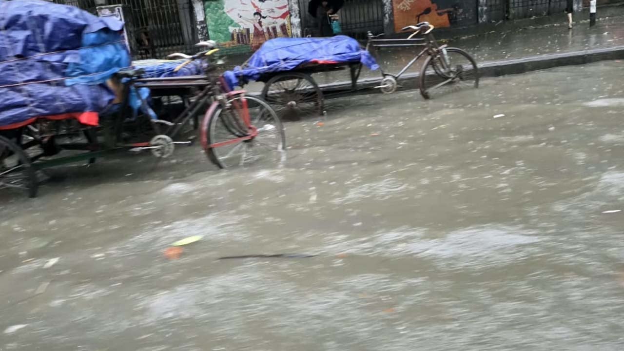 ভোররাতের বৃষ্টিতে ডুবলো ঢাকা