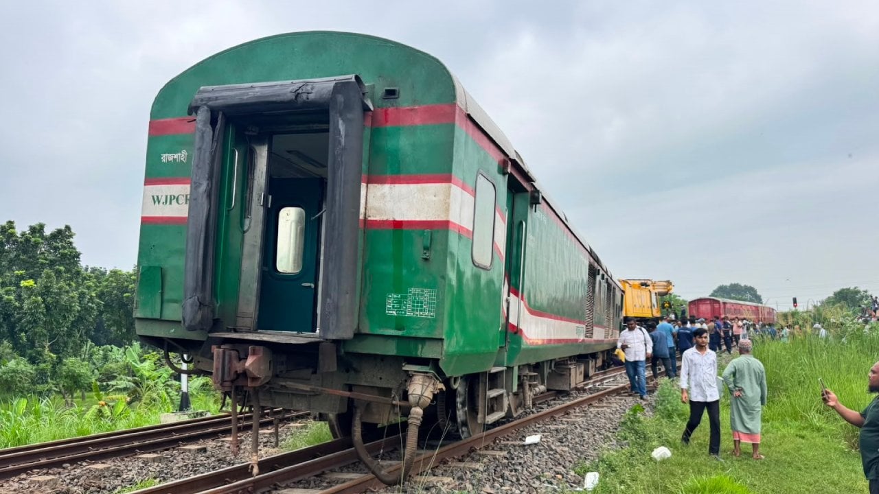 ঢাকার সাথে উত্তরাঞ্চলের ট্রেন যোগাযোগ বন্ধ 
