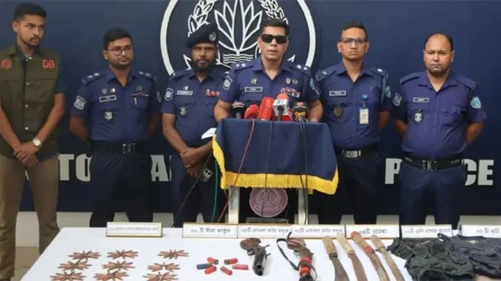 রাউজানে চাঁদাবাজদের সঙ্গে গোলাগুলিতে ১২ পুলিশ সদস্য আহত, অস্ত্রসহ গ্রেপ্তার ১