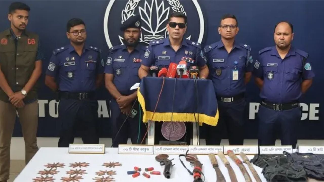 রাউজানে চাঁদাবাজদের সঙ্গে গোলাগুলিতে ১২ পুলিশ সদস্য আহত, অস্ত্রসহ গ্রেপ্তার ১
