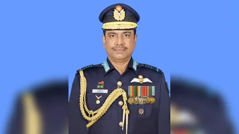 বিমানবাহিনীর সাবেক প্রধান শেখ আব্দুল হান্নান কাতারে গ্রেপ্তার
