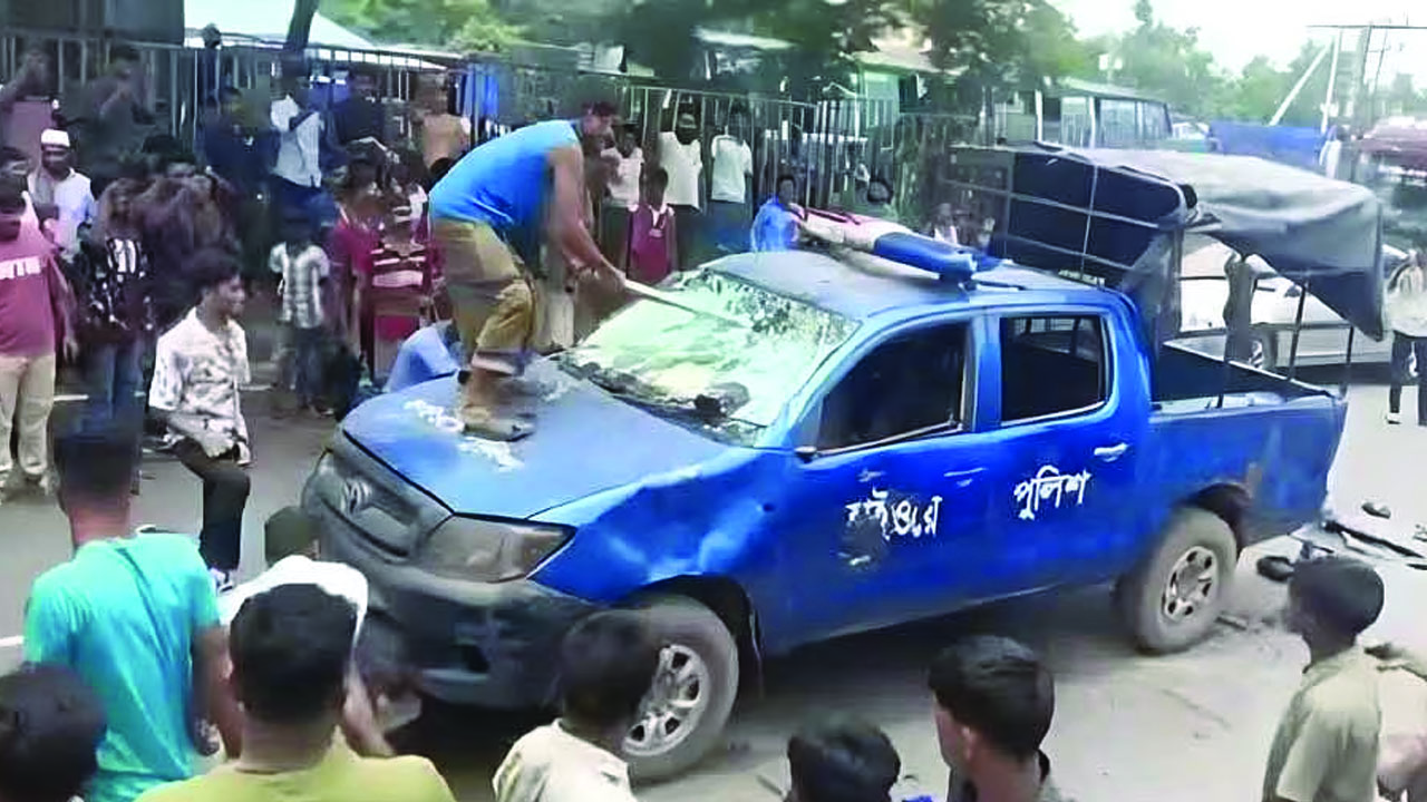 কুমিল্লায় পুলিশের গাড়িতে হামলা, আটক ১