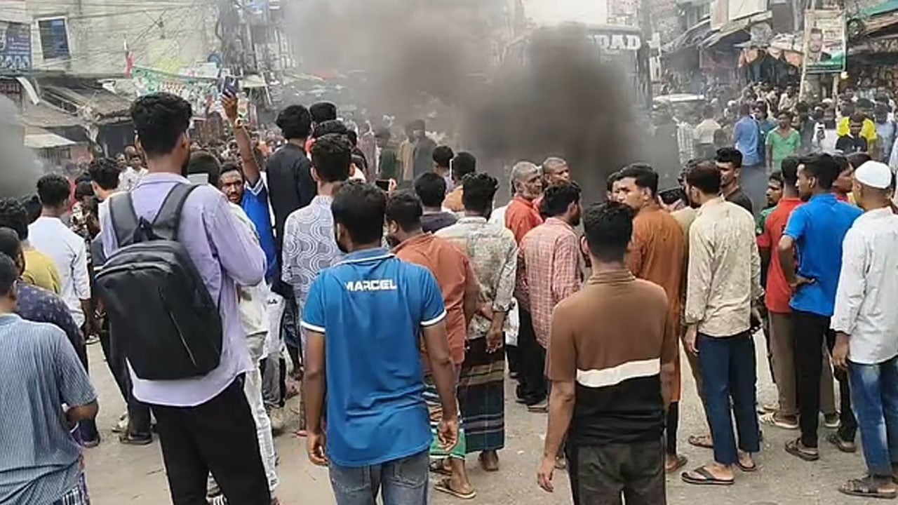 হাজীগঞ্জে ছাত্রদলের কমিটি বাতিলের দাবিতে মহাসড়ক অবরোধ