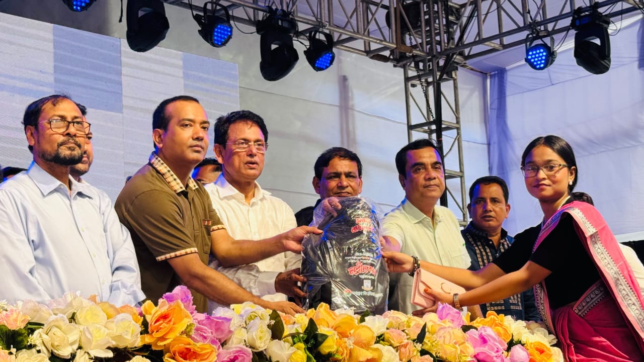 অনুষ্ঠানে নবীন শিক্ষার্থীদের হাতে উপহার তুলে দিচ্ছেন শিক্ষা ও প্রাথমিক ও গণশিক্ষামন্ত্রী ড. আ ন ম এহছানুল হক মিলন। ছবি: সিজেডএন টোয়েন্টিফোর