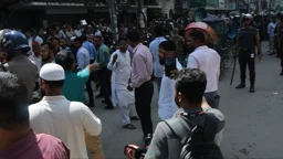 ইসলামী ব্যাংকের সামনে দুই পক্ষের কর্মসূচি ঘিরে উত্তেজনা
