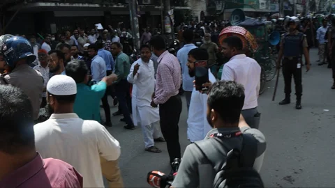 ইসলামী ব্যাংকের সামনে দুই পক্ষের কর্মসূচি ঘিরে উত্তেজনা