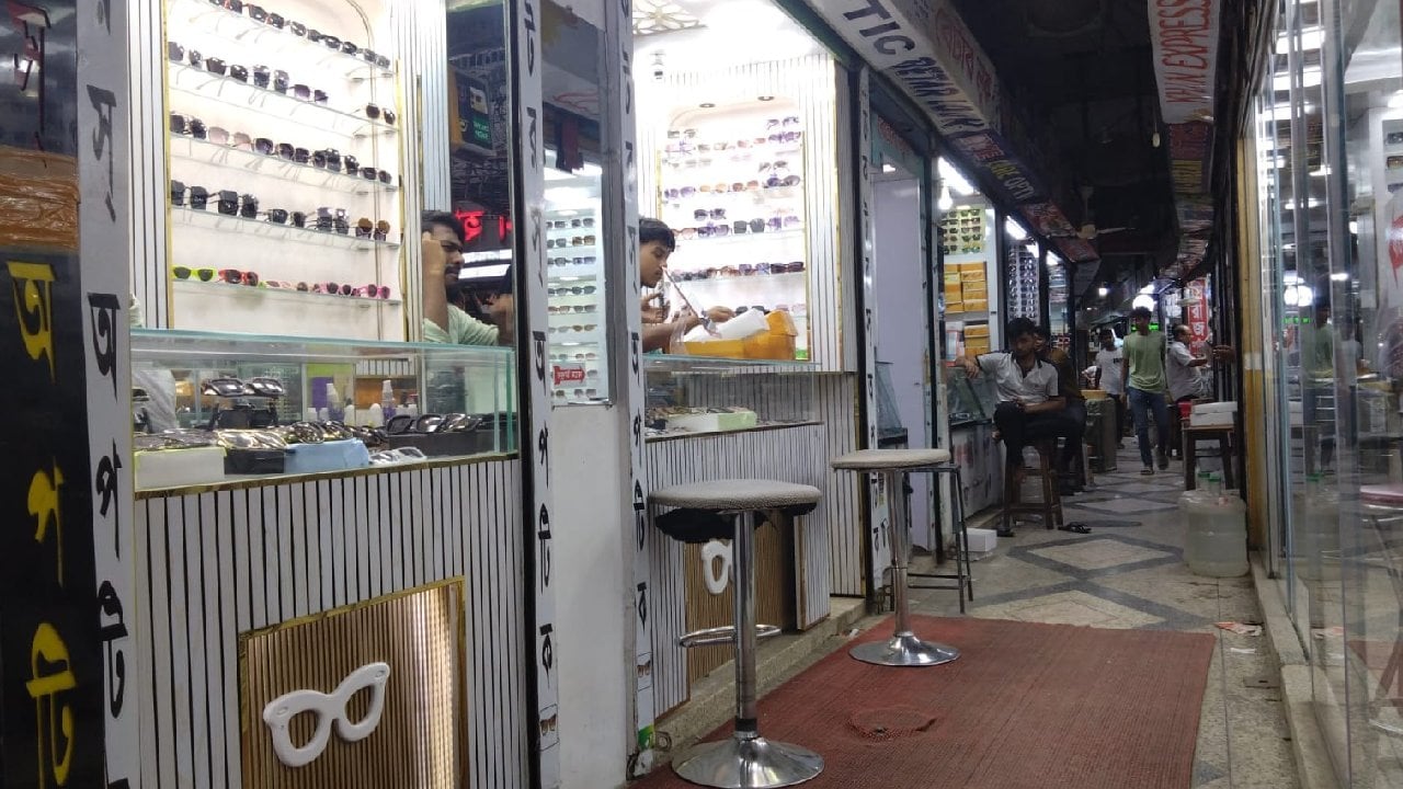 পুরনো-নতুনের মিশ্রণে প্রাণবন্ত পাটুয়াটুলির চশমা পট্টি