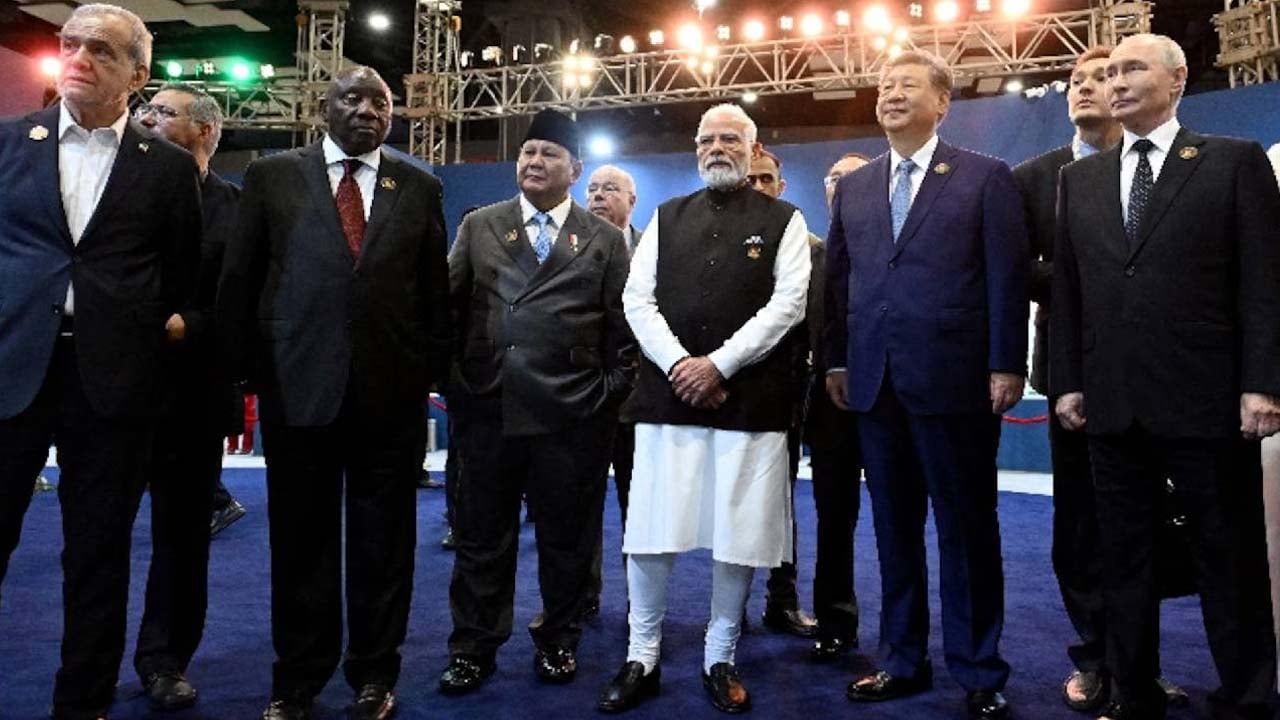 ব্রিকস শীর্ষ সম্মেলনে (বাঁ থেকে) ইরানের প্রেসিডেন্ট মাসুদ পেজেশকিয়ান, দক্ষিণ আফ্রিকার প্রেসিডেন্ট সিরিল রামাফোসা, ইন্দোনেশিয়ার প্রেসিডেন্ট প্রাবোও সুবিয়ান্তো, ভারতের প্রধানমন্ত্রী নরেন্দ্র মোদি, চীনের প্রেসিডেন্ট শি জিনপিং ও রাশিয়ার প্রেসিডেন্ট ভ্লাদিমির পুতিন