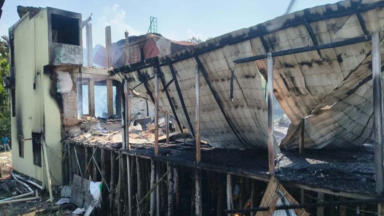 কক্সবাজারের মেরিন ড্রাইভে আগুনে ভস্মীভূত টুপটুপ রিসোর্ট