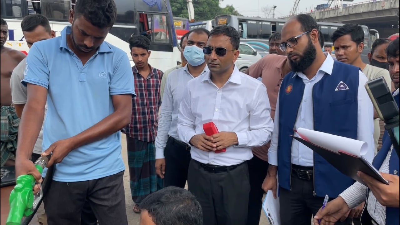 ফিলিং স্টেশনের পাঁচ ইউনিটে কারচুপি, ৩ লাখ টাকা জরিমানা
