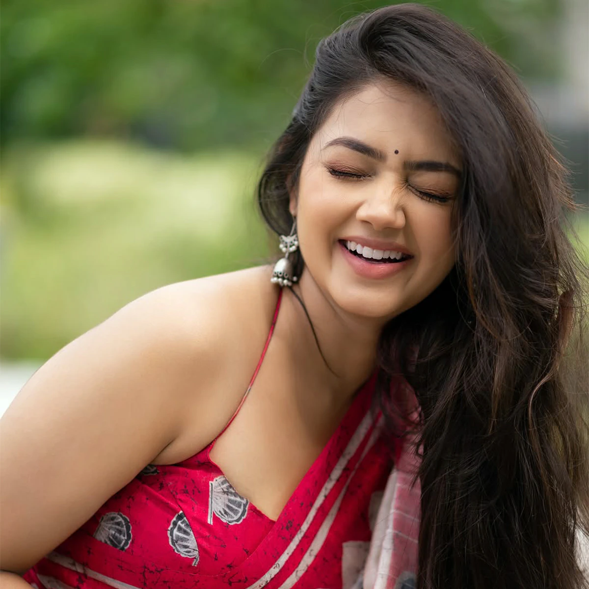মিষ্টি হাসিতে অভিনেত্রী দিব্যাণী মণ্ডল