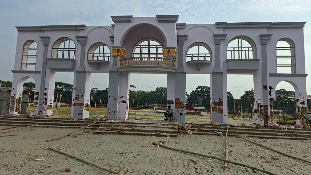 পুরাতন বাণিজ্য মেলার মাঠ হস্তান্তরের দাবিতে এশিয়া আন্তর্জাতিক বাণিজ্য মেলার গেটে ভাঙচুর চালান শেকৃবি শিক্ষার্থীরা। ছবি: সিটিজেন জার্নাল টোয়েন্টিফোর