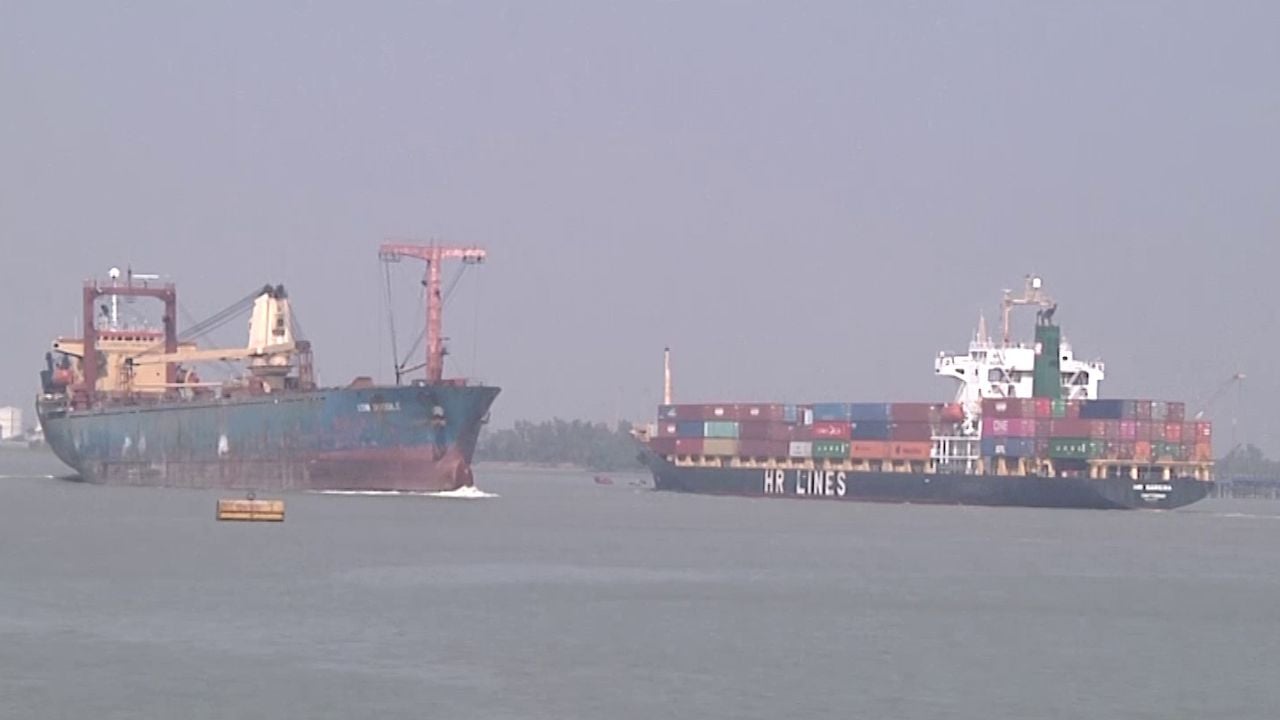 বন্দরে জলদস্যুর হানা, ৩ জাহাজের ১০ কোটি টাকার সামগ্রী লুট