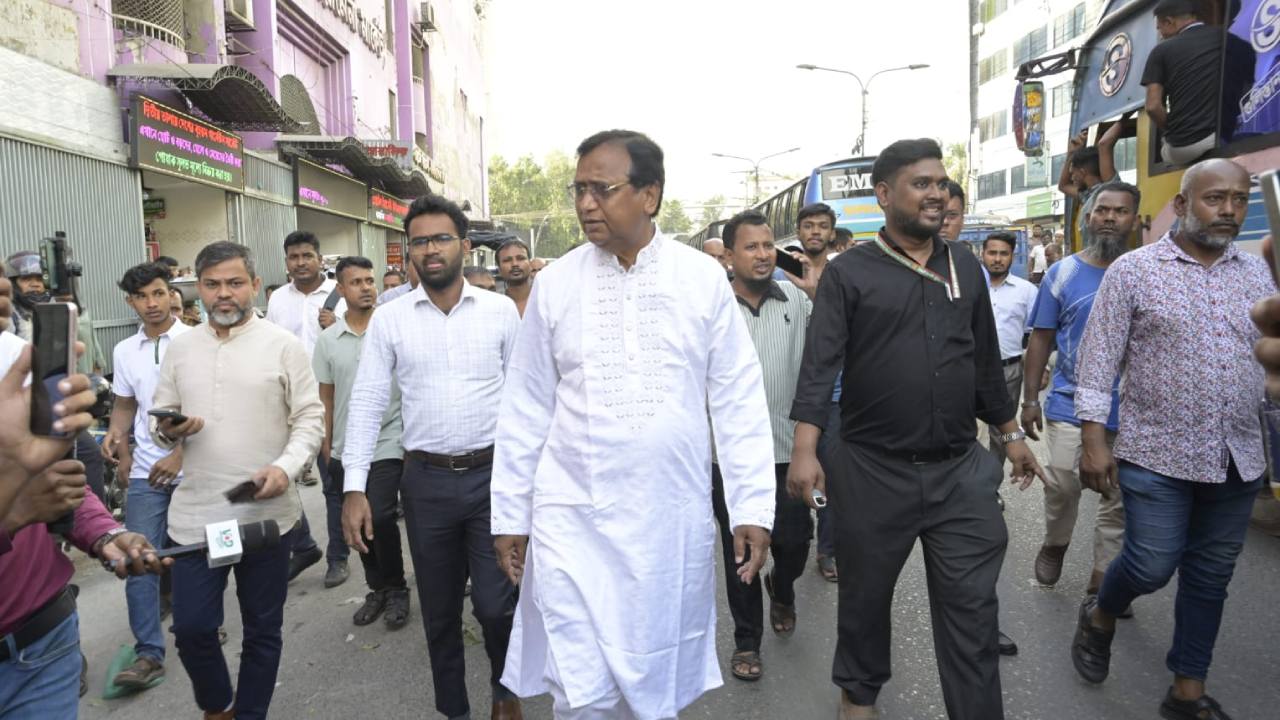 কোনো অবস্থাতেই রাস্তা-ফুটপাতে হকার বসতে দেওয়া হবে না: ডিএসসিসি প্রশাসক