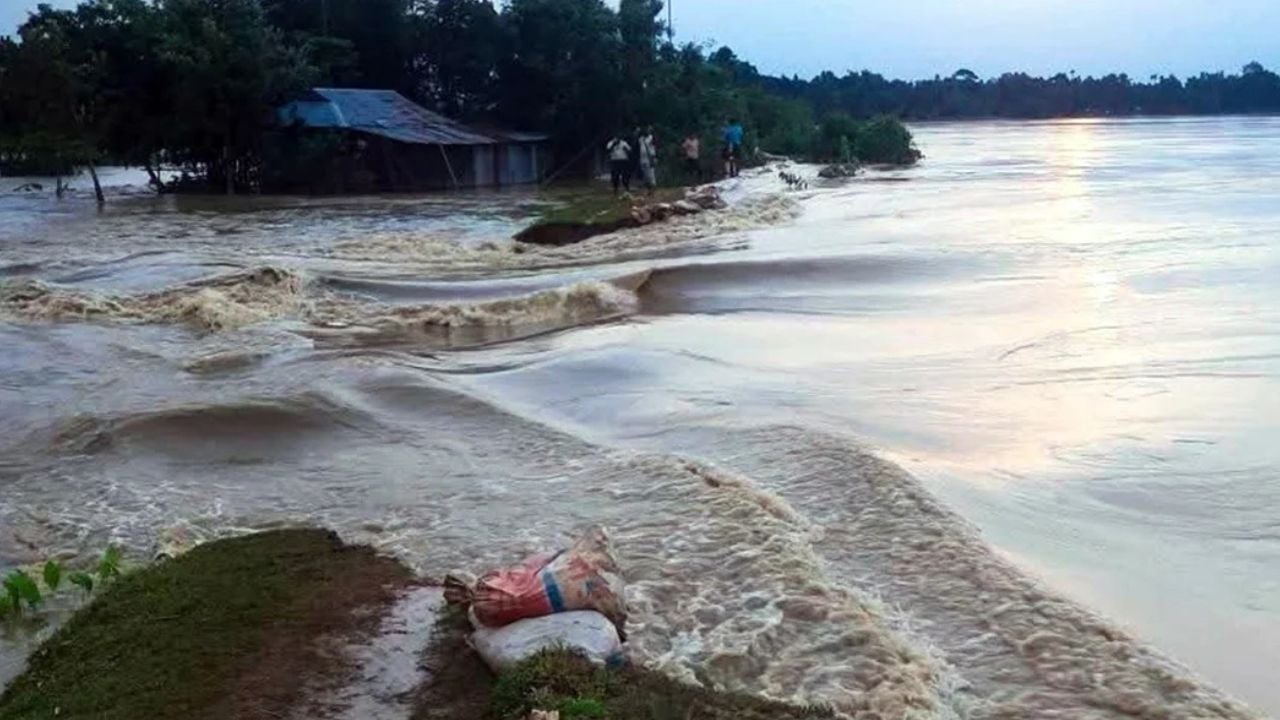 মৌলভীবাজারে দুই নদীর বাঁধ ভেঙে বন্যা