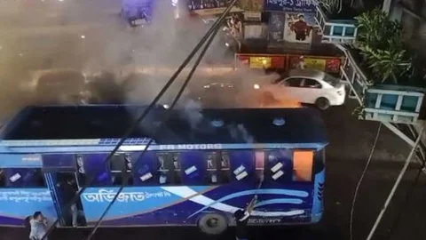 মিরপুরে আরেকটি বাসে আগুন