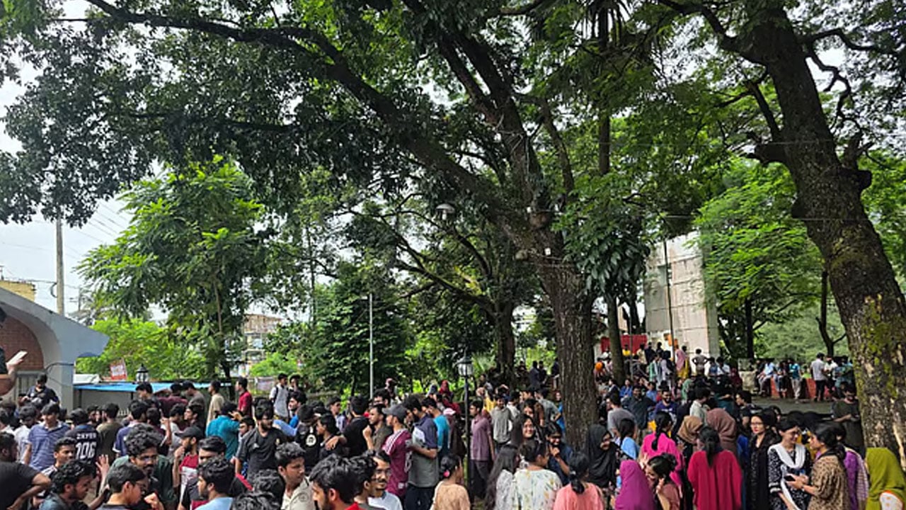 সদ্য বিদায়ী উপাচার্যকে পুনর্বহালের দাবিতে শিক্ষার্থীদের আন্দোলন