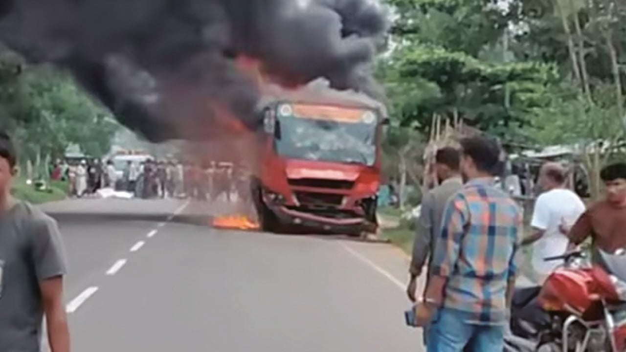 সড়কে ঝরলো বাবা-ছেলের প্রাণ, ক্ষুব্ধ জনতার আগুনে পুড়লো বাস