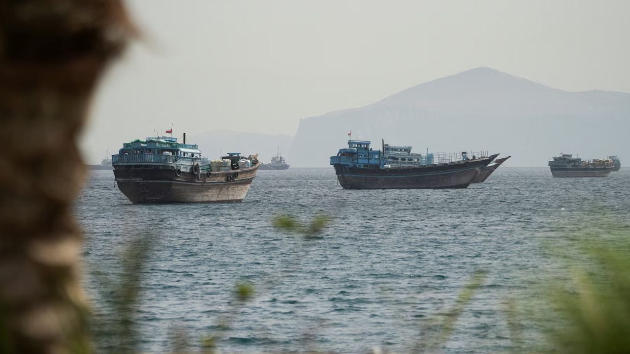 ওমান উপকূলে জাহাজে হামলা