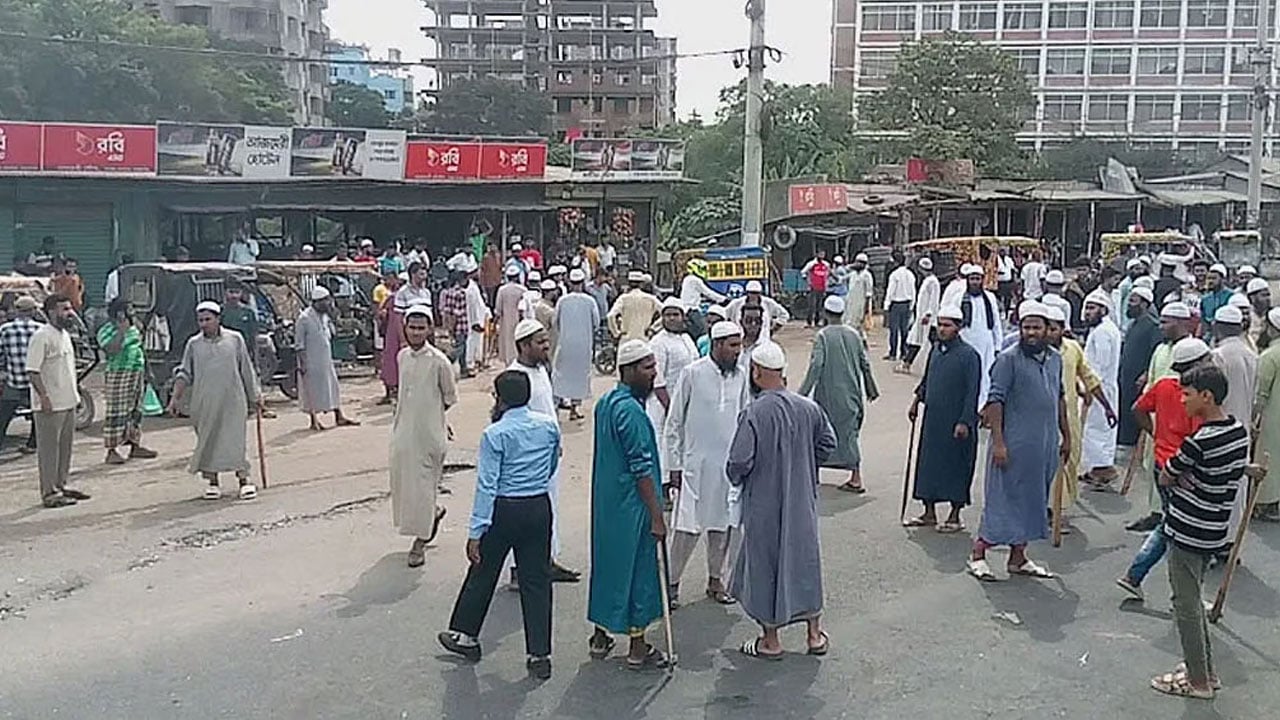 লাঠি হাতে মহাসড়কে ইসলামী আন্দোলনের নেতা-কর্মীরা
