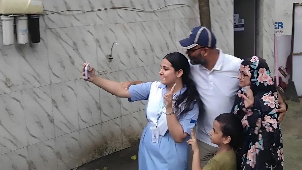জিপিএ ফাইভ পেয়ে মা-বাবা ও ভাইয়ের সঙ্গে সেলফি তুলছেন এক শিক্ষার্থী  