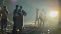 কিশোরীকে বিয়ে দিতে রাজি না হওয়ায় টর্চ জ্বালিয়ে দুই পক্ষের সংঘর্ষ, আহত ১০