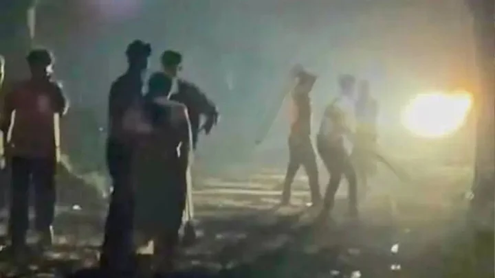 কিশোরীকে বিয়ে দিতে রাজি না হওয়ায় টর্চ জ্বালিয়ে দুই পক্ষের সংঘর্ষ, আহত ১০
