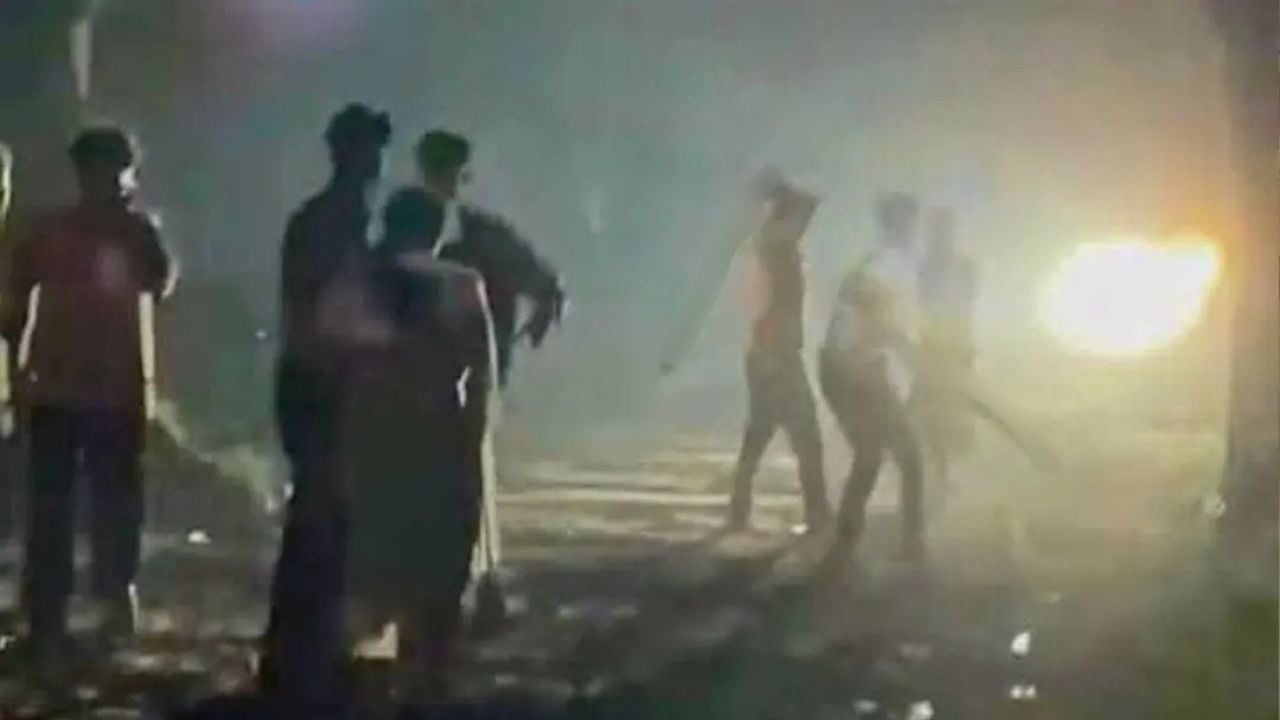 কিশোরীকে বিয়ে দিতে রাজি না হওয়ায় টর্চ জ্বালিয়ে দুই পক্ষের সংঘর্ষ, আহত ১০