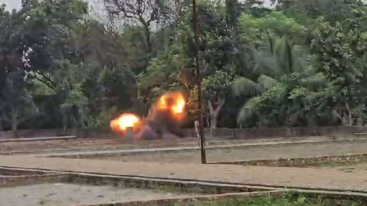 ডিএমপির বোম্ব ডিসপোজাল ইউনিট বোমা নিস্ক্রিয় করে