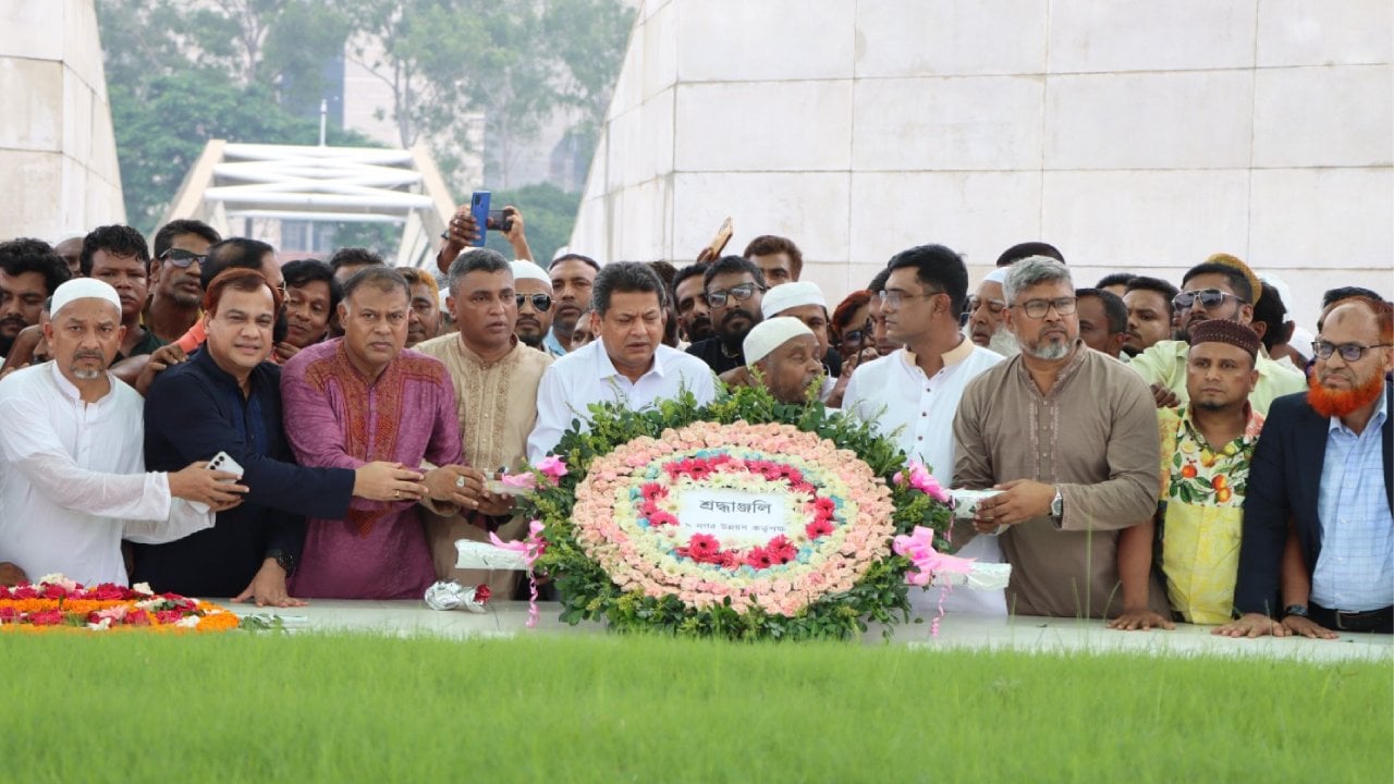 জিয়াউর রহমান ও খালেদা জিয়ার সমাধিতে গৃহায়নমন্ত্রীর শ্রদ্ধা