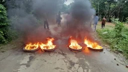 সাজেকে অনির্দিষ্টকালের সড়ক অবরোধ, বিপাকে পর্যটকরা