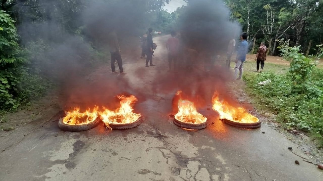 সাজেকে অনির্দিষ্টকালের সড়ক অবরোধ, বিপাকে পর্যটকরা