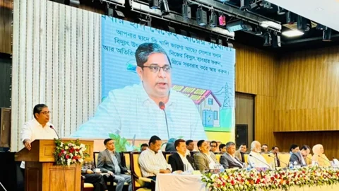 ‘নিজ বাসভবনের সৌরবিদ্যুৎ থেকে জাতীয় গ্রিডে ১২শ ইউনিট দিয়েছেন প্রধানমন্ত্রী’