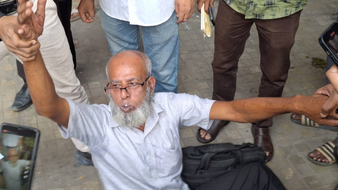 বিদ্যুৎমন্ত্রীর কাছে পাওনার অভিযোগ, প্রেস ক্লাবের সামনে ব্যবসায়ীর বিষপান