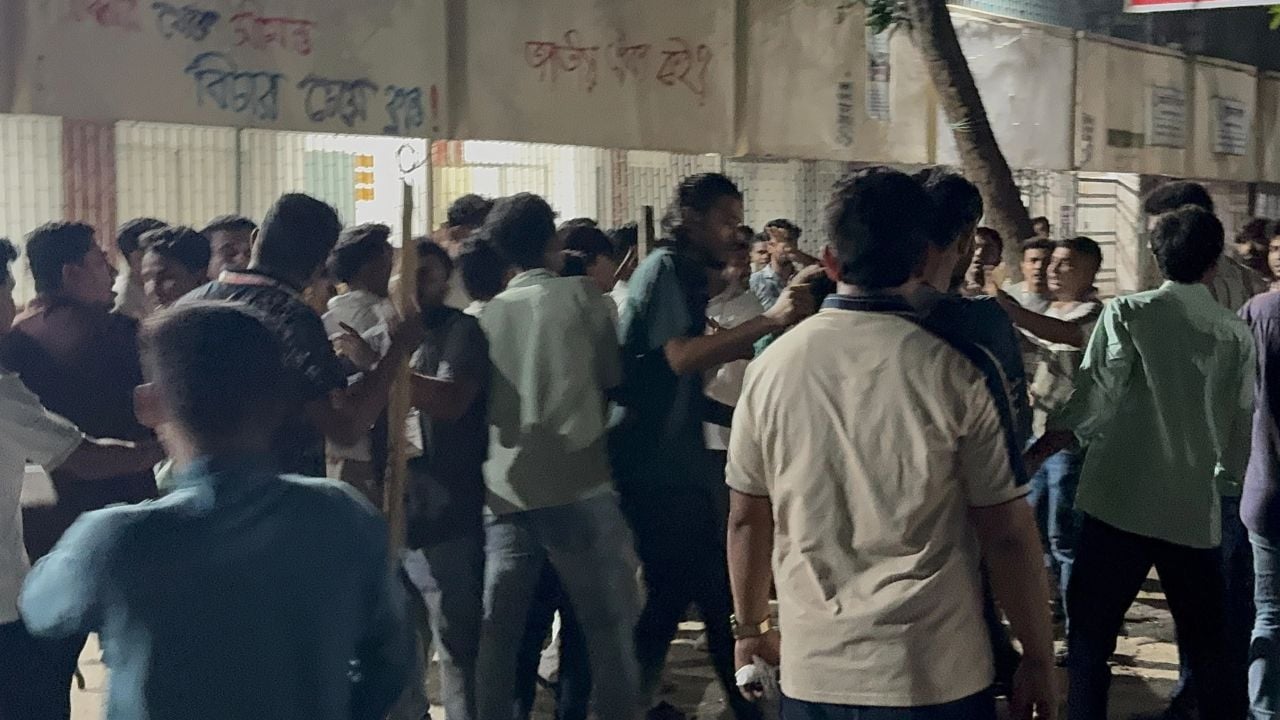 কনসার্টে স্টেজে বসা নিয়ে ছাত্রদলের দুই গ্রুপের সংঘর্ষ, আহত ৩