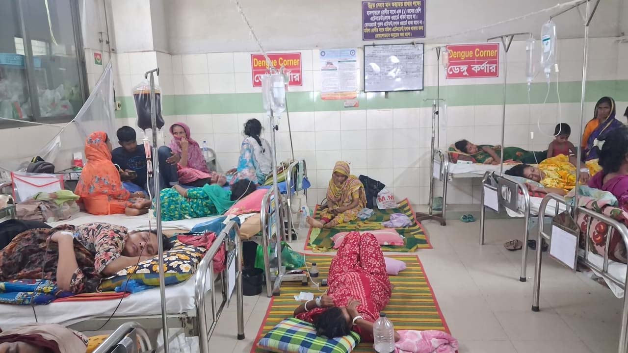 ঢামেকে ডেঙ্গু রোগীর চাপ, সামাল দিতে পারছেন না চিকিৎসকরা