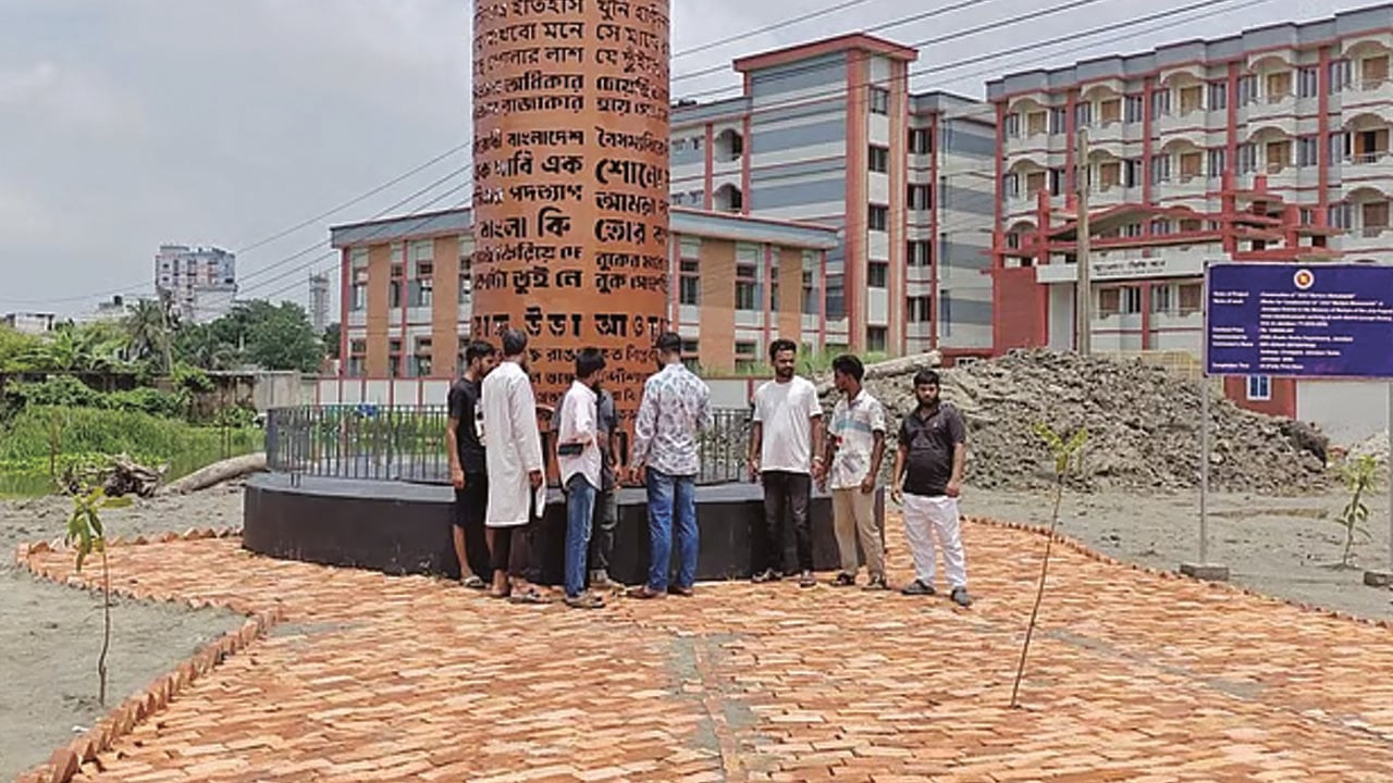 জামালপুরে জুলাই স্মৃতিস্তম্ভে আগুন, ফেসবুকে ছাত্রলীগ কর্মীর পোস্ট