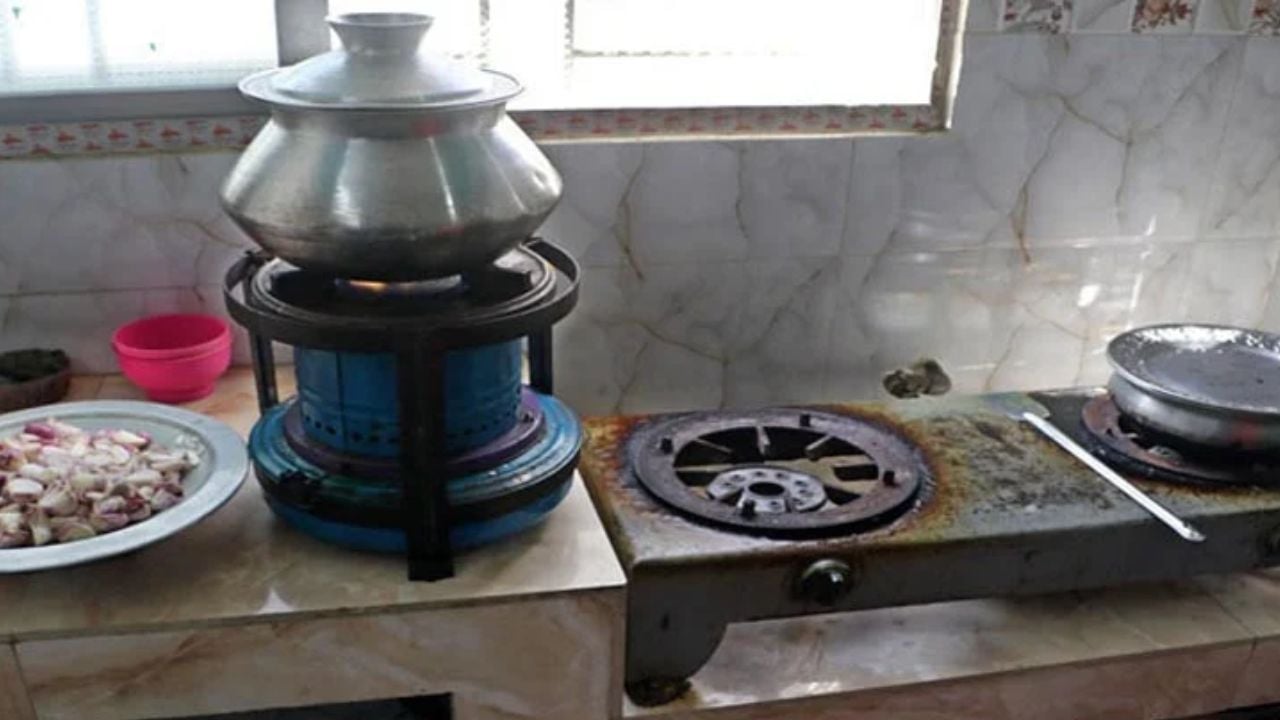 তীব্র গ্যাস সংকটে নাকাল জনজীবন