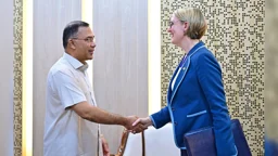 প্রধানমন্ত্রীর সঙ্গে যুক্তরাজ্যের হাইকমিশনারের সাক্ষাৎ