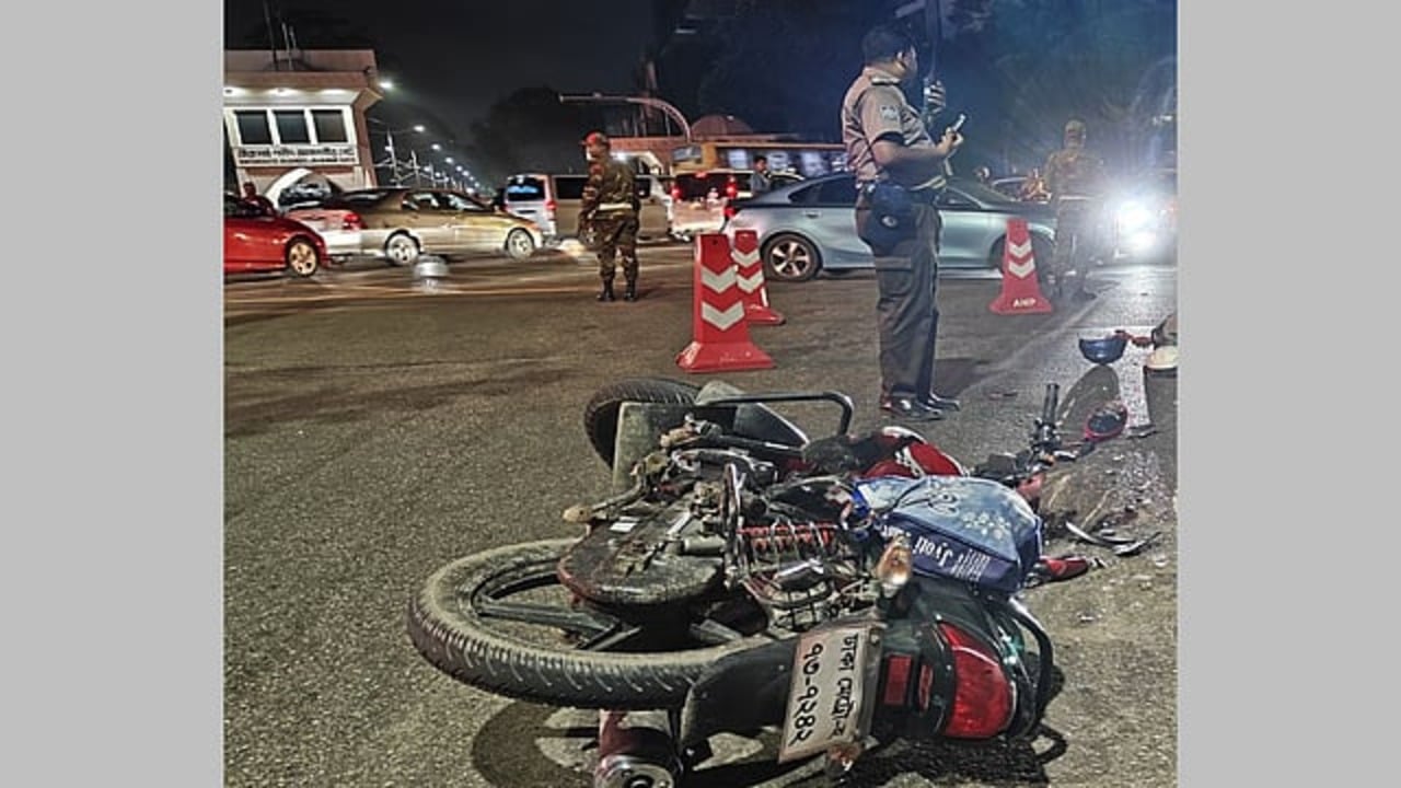 জাহাঙ্গীর গেইটে কাভার্ড ভ্যানের চাপায় মোটরসাইকেল আরোহী নিহত