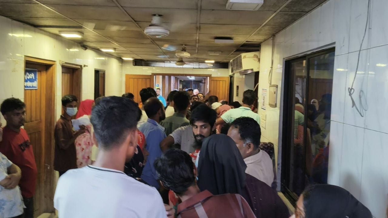 রাজধানীর পুরান ঢাকার স্যার সলিমুল্লাহ মেডিকেল কলেজ মিটফোর্ড হাসপাতালের জরুরি বিভাগে রোগীদের উপচে পড়া ভিড়। ছবি: সিজেডএন টোয়েন্টিফোর