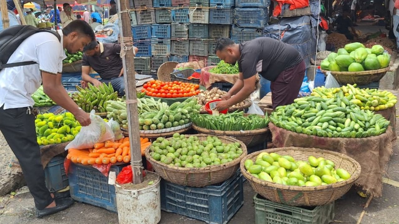 অধিকাংশ সবজির কেজি ১০০ টাকা ছাড়ালো