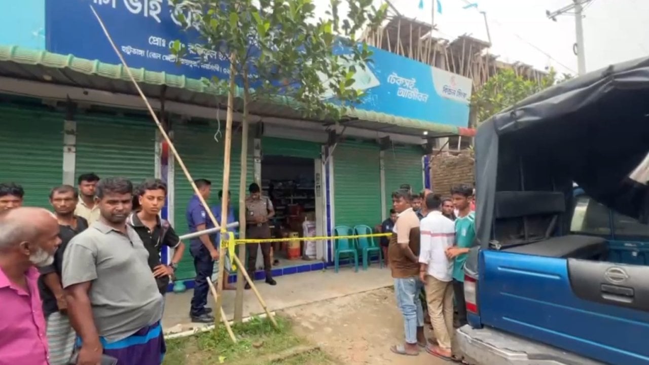 নরসিংদীতে দোকানে ঢুকে ব্যবসায়ীকে কুপিয়ে হত্যা