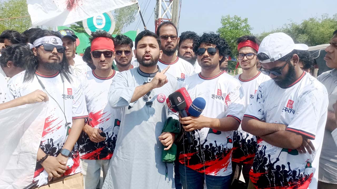 ‘মার্চ ফর ইনসাফ’ কর্মসূচি’র শুরুতে বক্তব্য রাখেন ইনকিলাব মঞ্চের আহ্বায়ক আব্দুল্লাহ আল জাবের