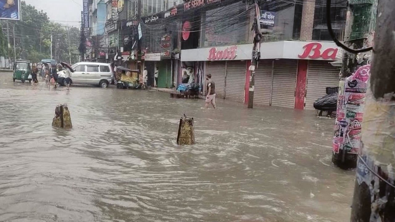 টানা বৃষ্টিতে ময়মনসিংহ নগরীতে জলাবদ্ধতা