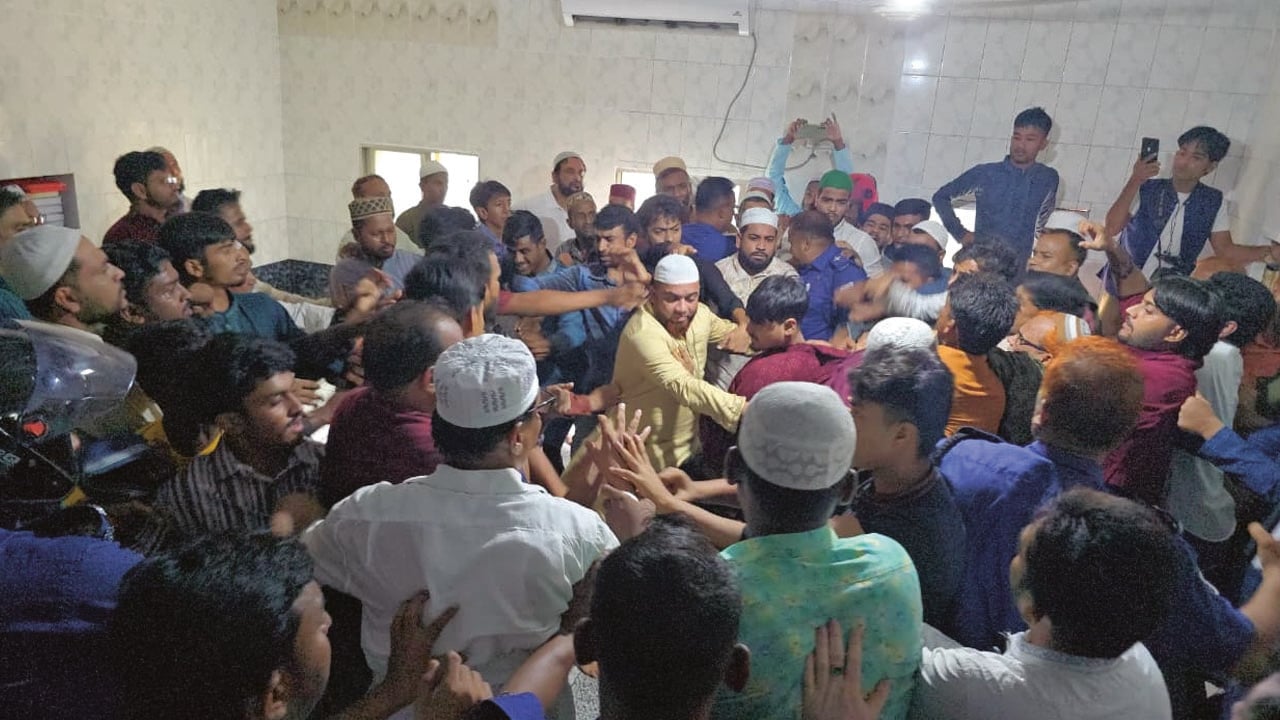 জামায়াত এমপির ইমামতি নিয়ে মসজিদে হাতাহাতি