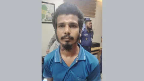 বীরশ্রেষ্ঠ হামিদুর রহমানের ভাস্কর্যে জুতার মালা দেওয়ার ঘটনায় আটক ১