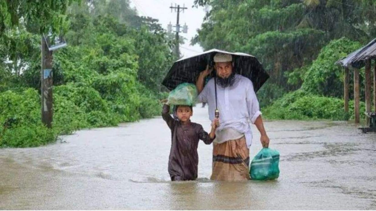বন্যার পানি কমলেও কমেনি দুর্ভোগ, চট্টগ্রামজুড়ে খাদ্যসংকট