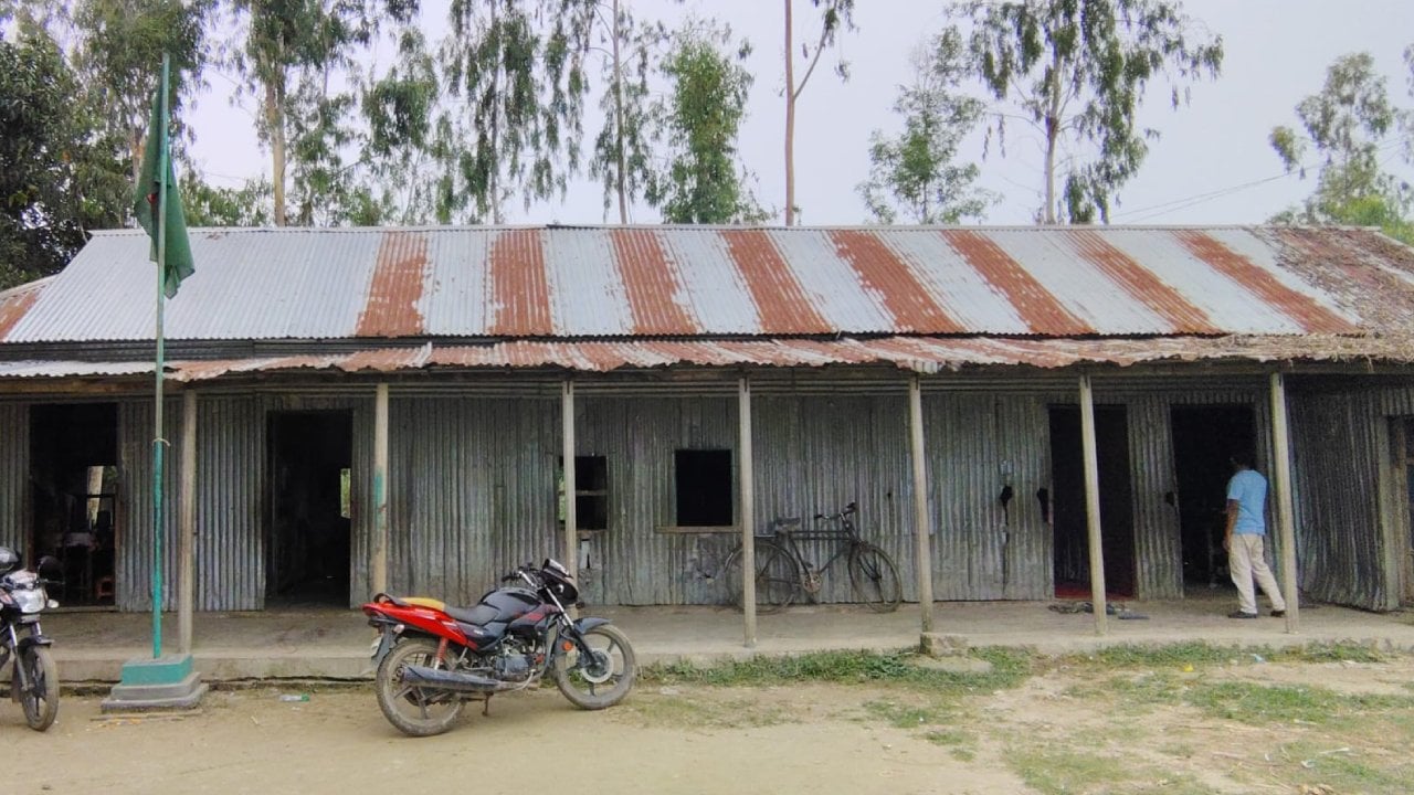 ১২ বছরেও মেলেনি পাকা ভবন, ভোগান্তিতে শিক্ষার্থীরা