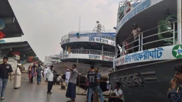 পূজার ছুটিতেও সদরঘাটে নেই যাত্রীর চাপ, লোকসান গুনছেন লঞ্চমালিকেরা
